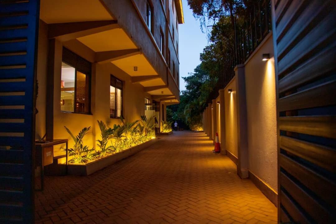 Blue Berries Hotel Entebbe Bagian luar foto