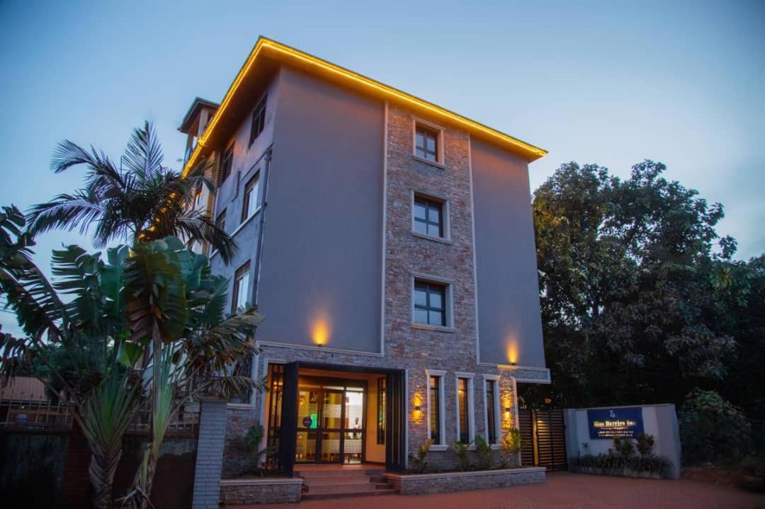 Blue Berries Hotel Entebbe Bagian luar foto