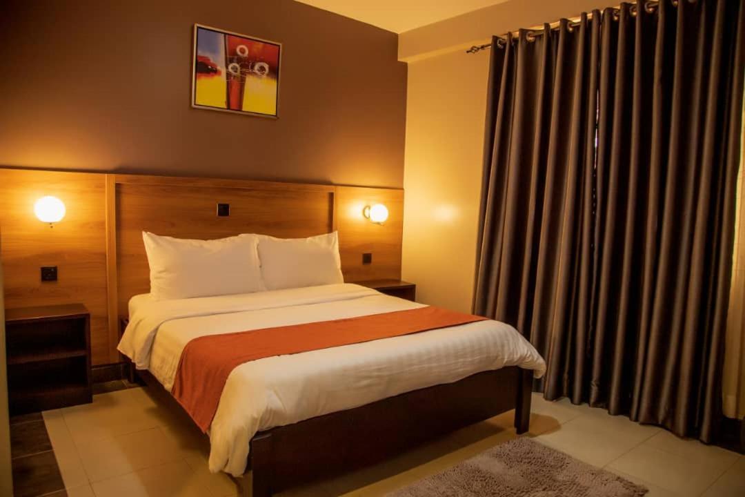 Blue Berries Hotel Entebbe Bagian luar foto