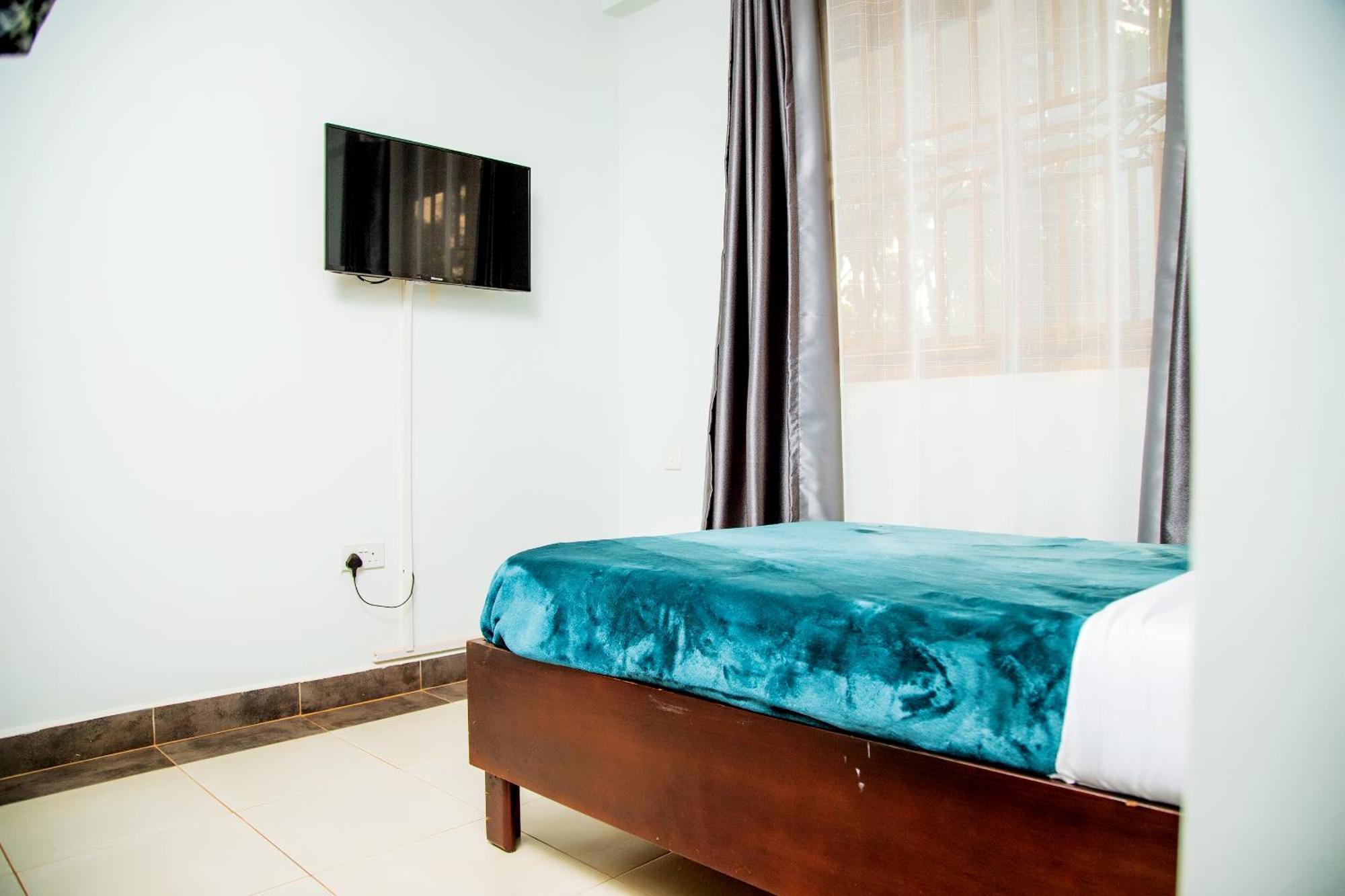 Blue Berries Hotel Entebbe Bagian luar foto