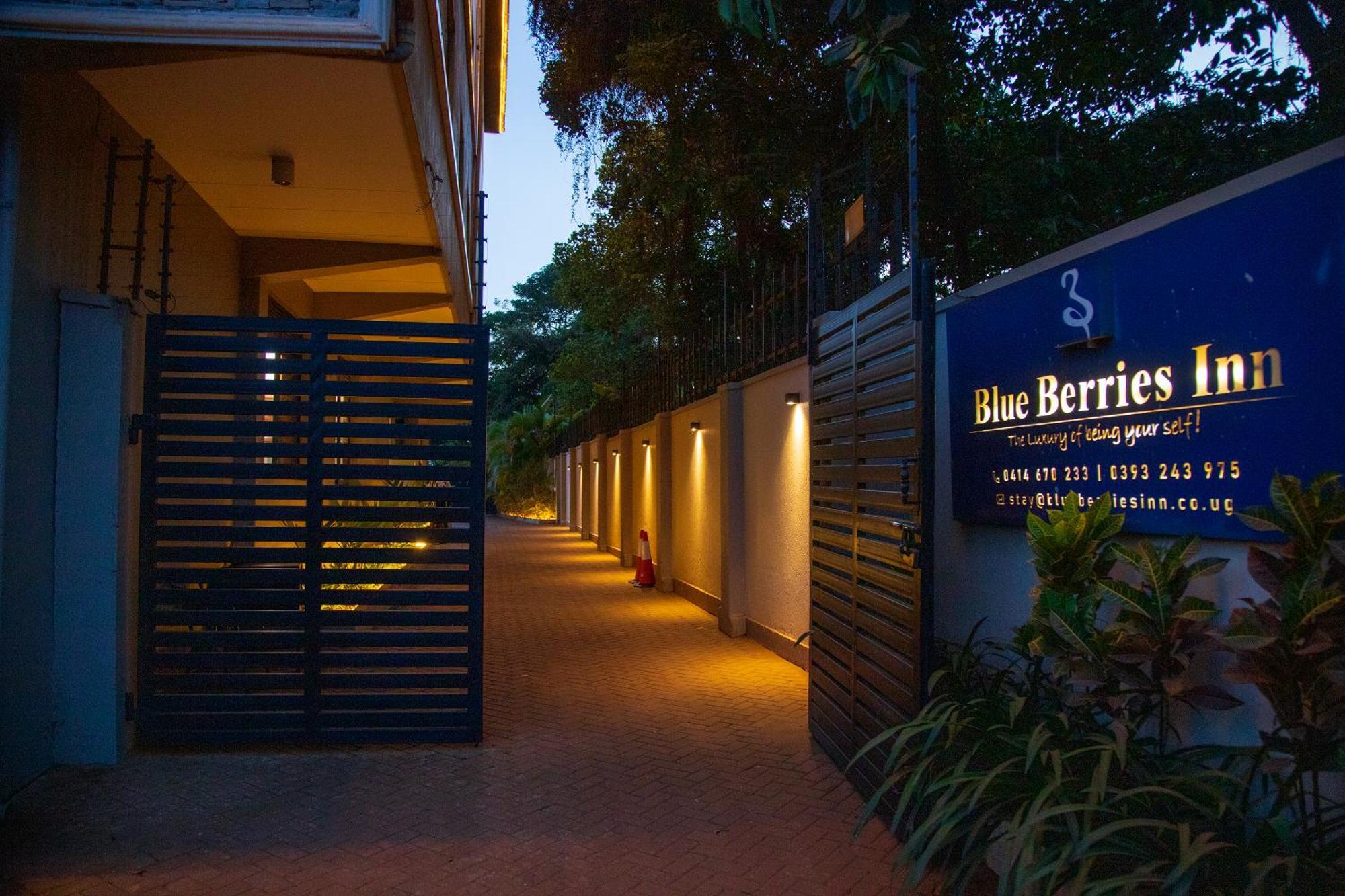 Blue Berries Hotel Entebbe Bagian luar foto