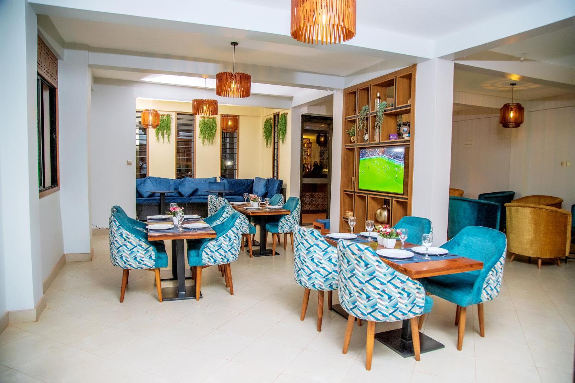 Blue Berries Hotel Entebbe Bagian luar foto