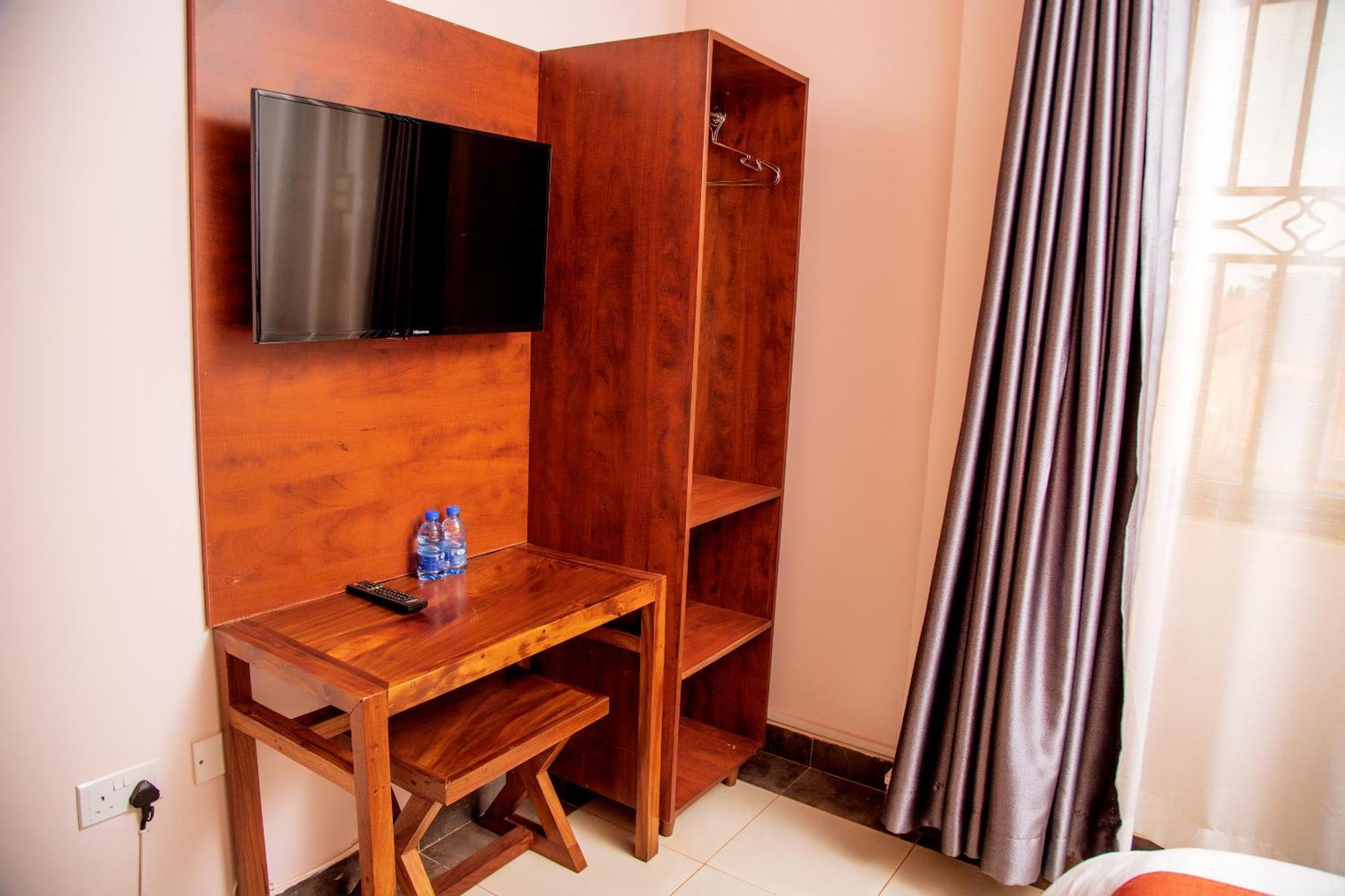 Blue Berries Hotel Entebbe Bagian luar foto