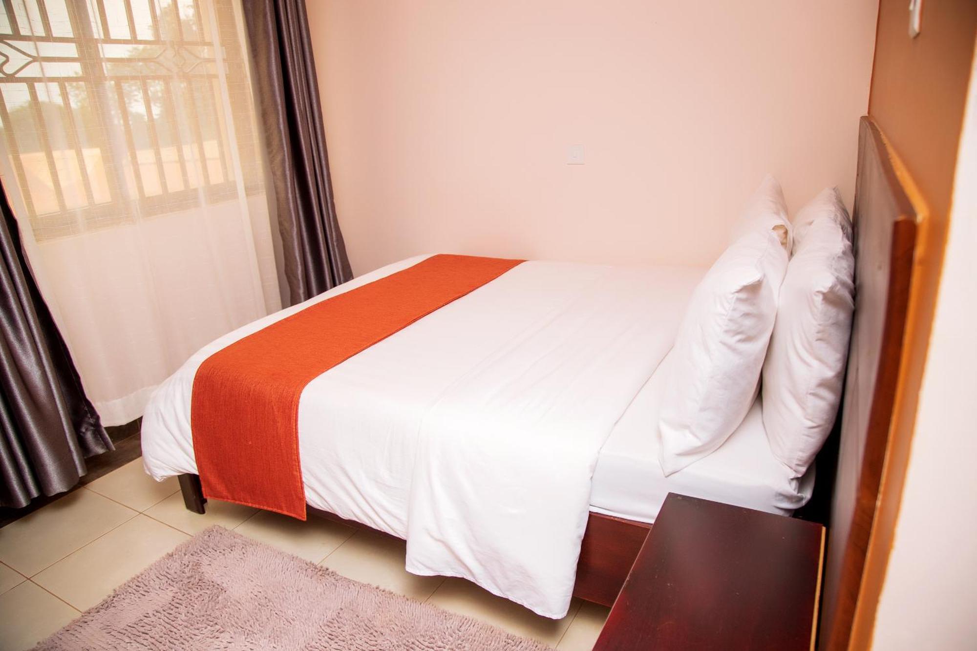 Blue Berries Hotel Entebbe Bagian luar foto