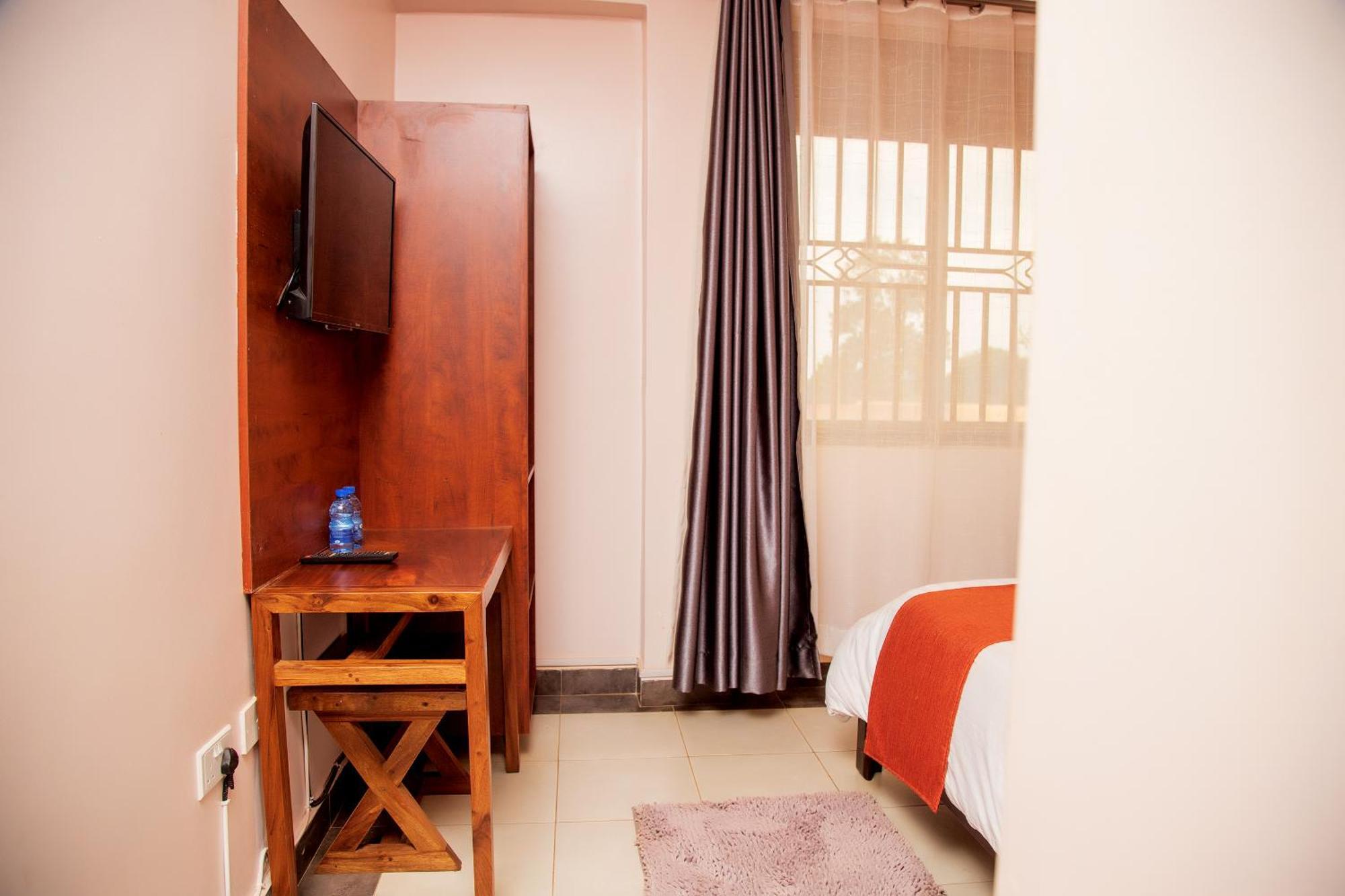 Blue Berries Hotel Entebbe Bagian luar foto