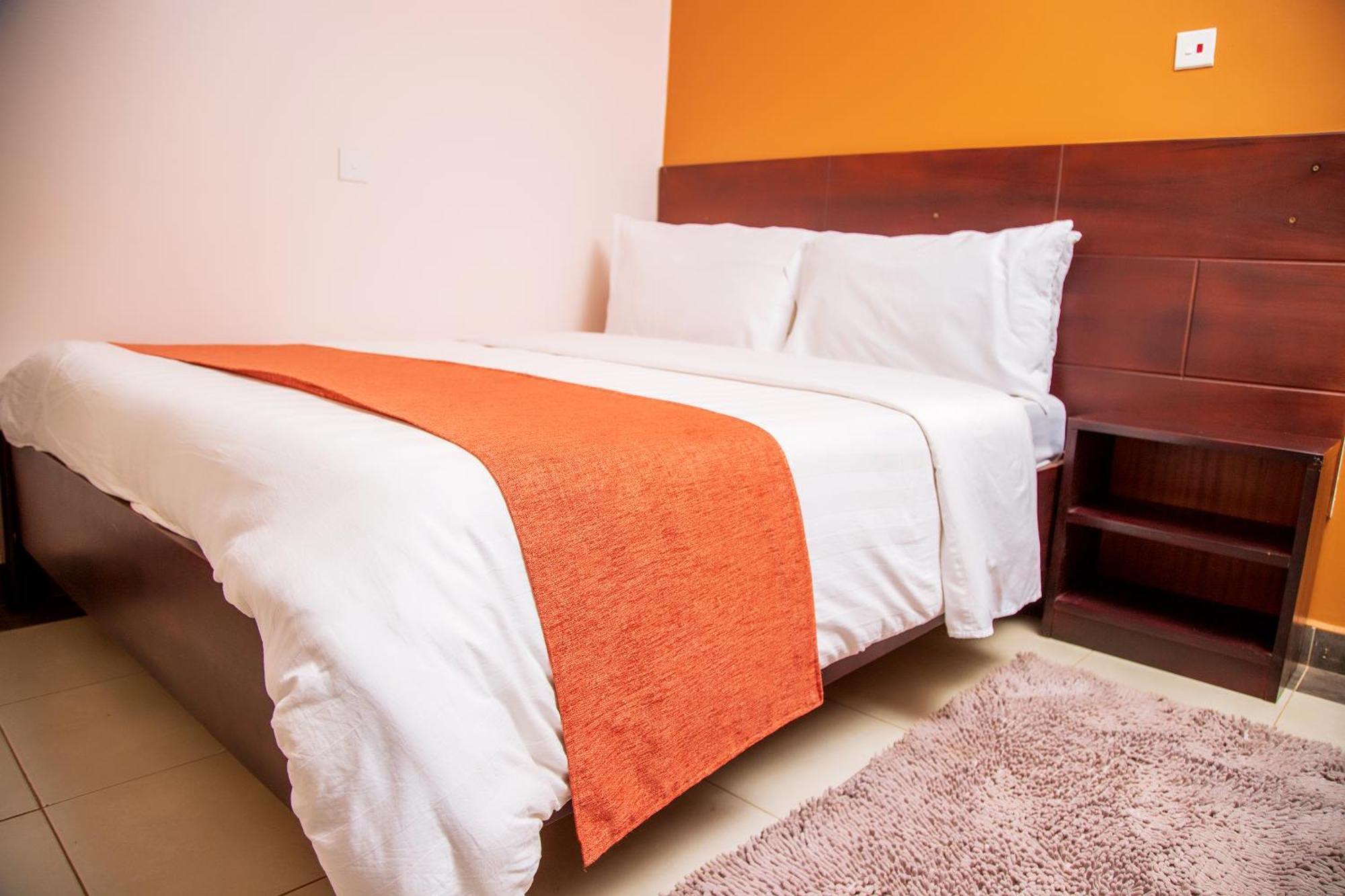 Blue Berries Hotel Entebbe Bagian luar foto