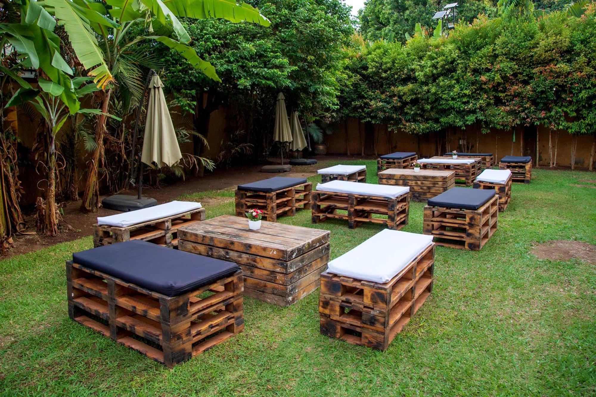 Blue Berries Hotel Entebbe Bagian luar foto