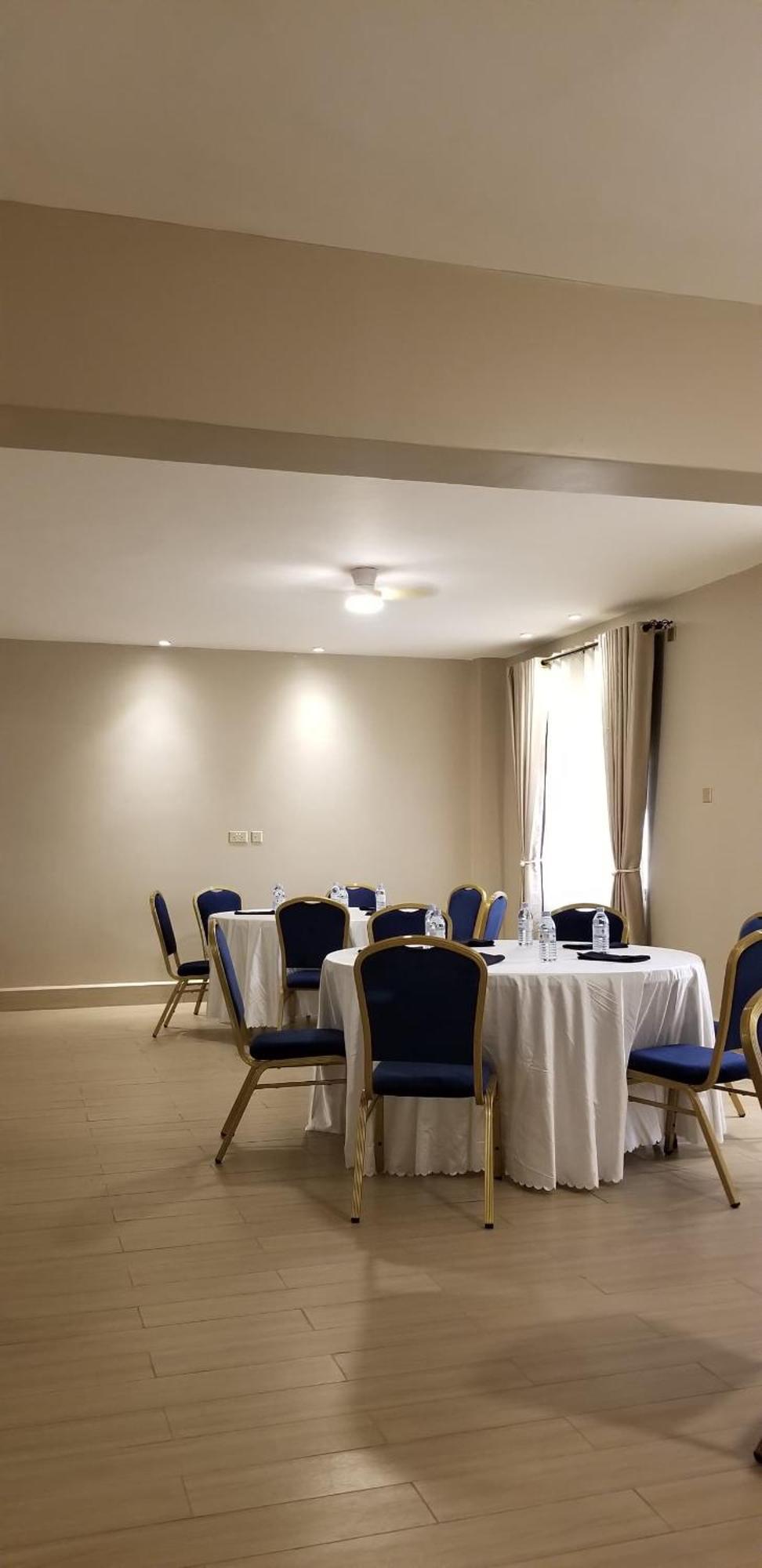 Blue Berries Hotel Entebbe Bagian luar foto